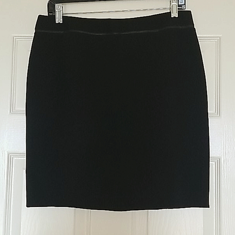 Elie Tahari Black straight skirt